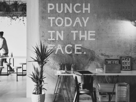 bureau contre mur écrit punch today in the face